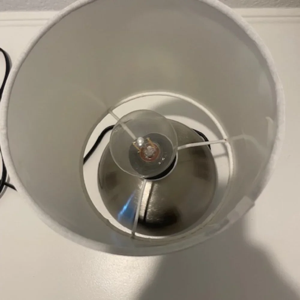 A mini touch table lamp - Picture 3 of 6